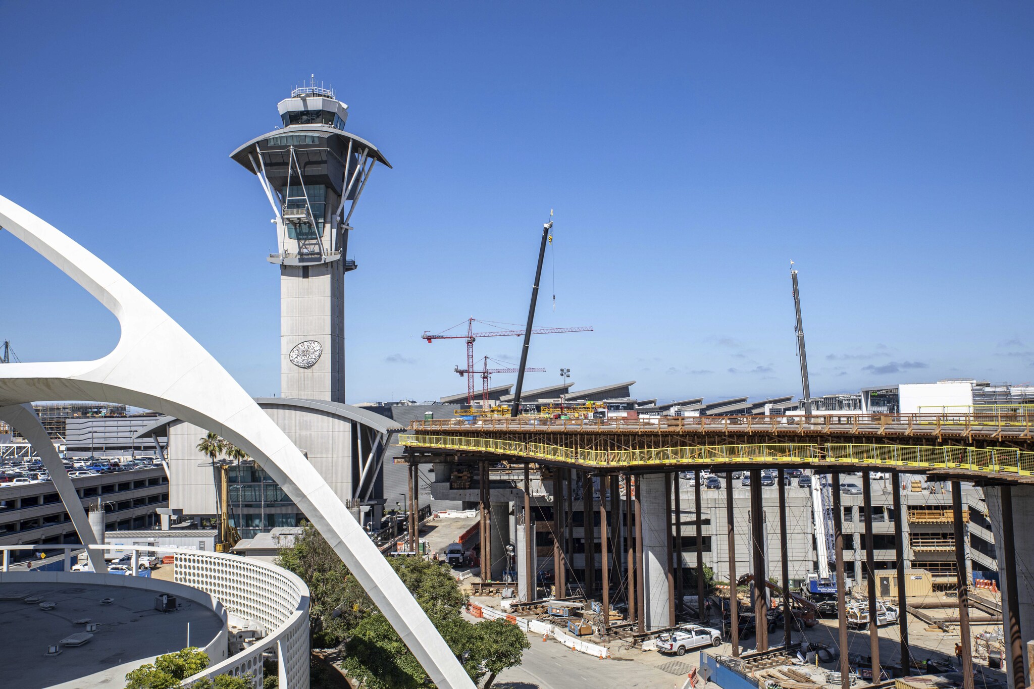 Picture - Construction of the guideway superstructure